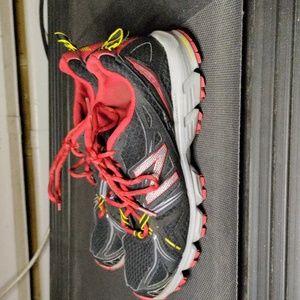 New balance 610 men's size 9.5 red and black shoes